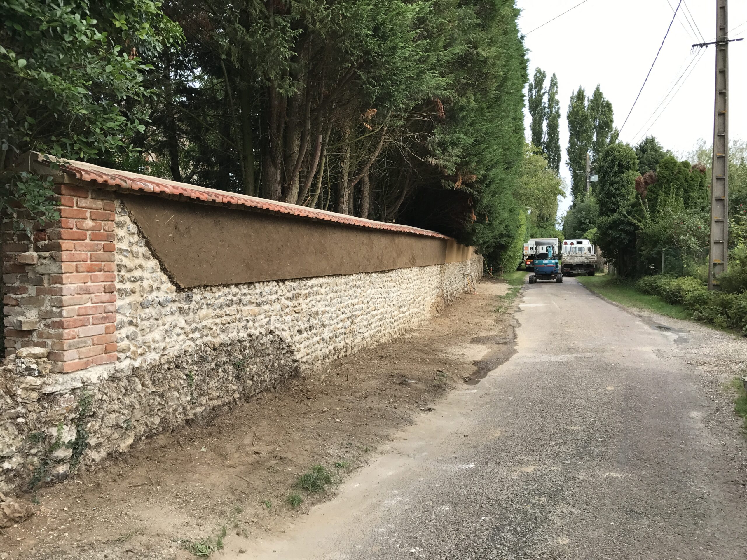 Reconstruction d’un soubassement en silex et d’un mur en bauge.