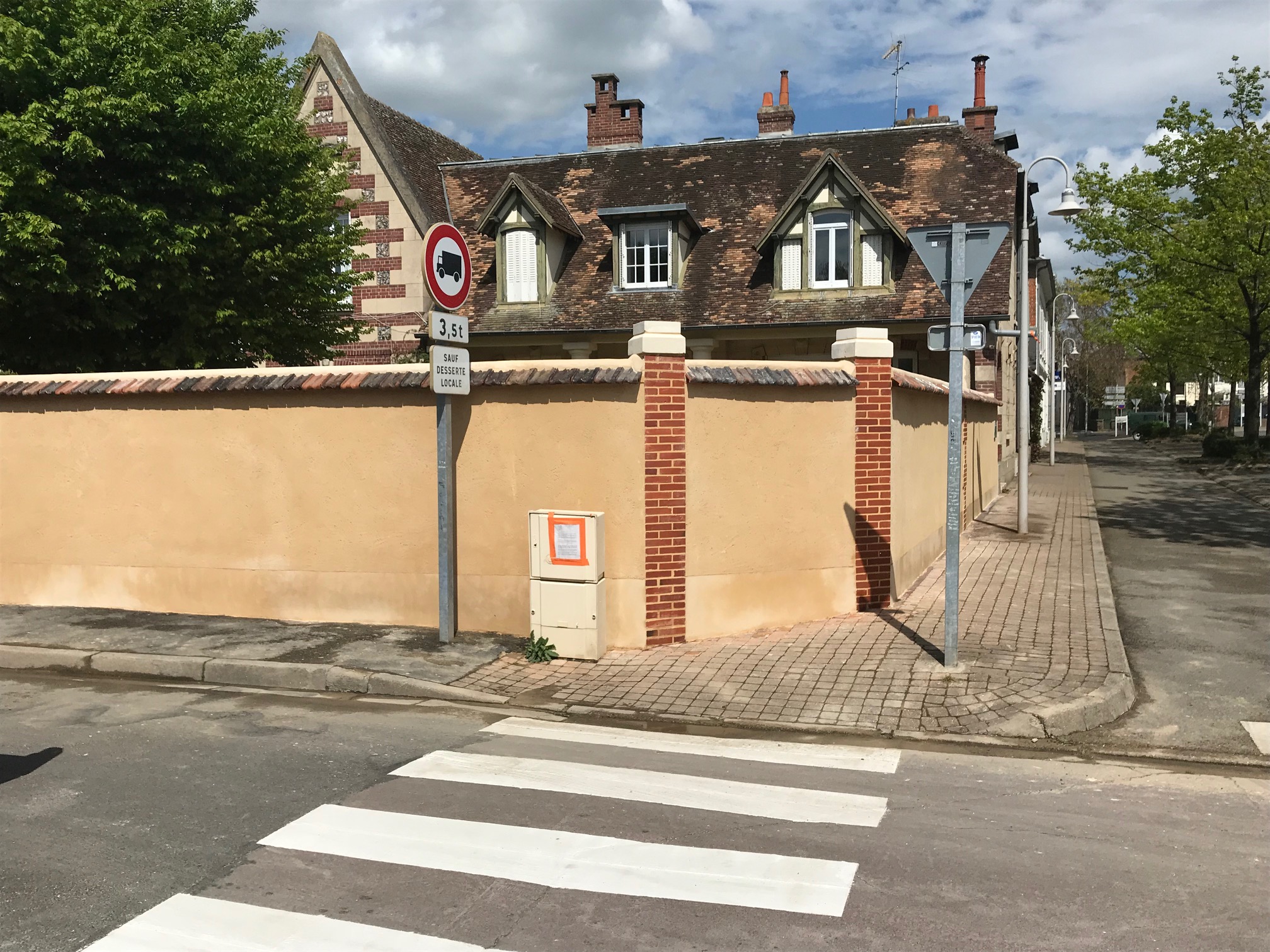 Construction d’un mur de clôture avec des matériaux traditionnels