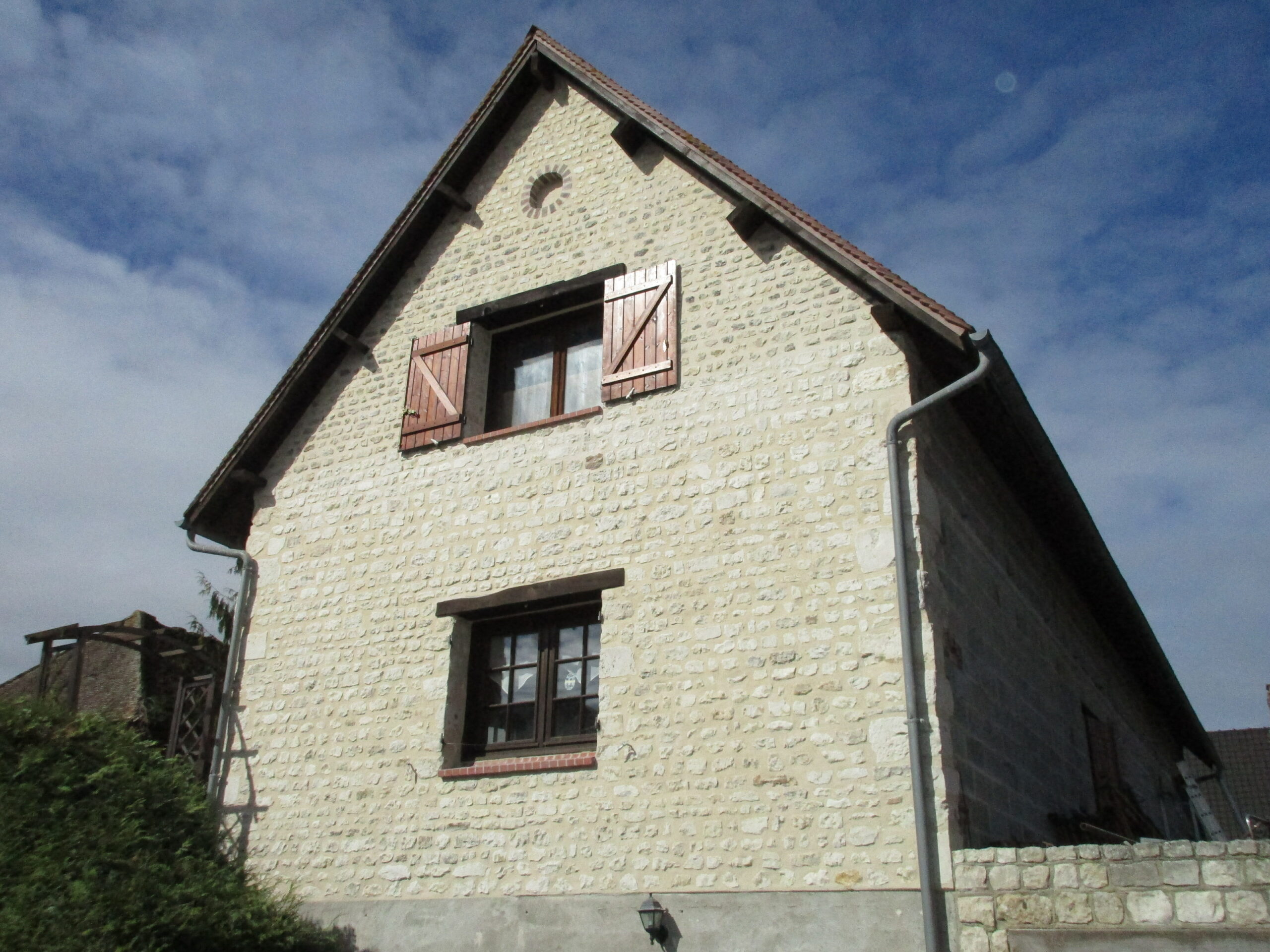 Doublage en moellons et rejointoiement au mortier de chaux naturelle.