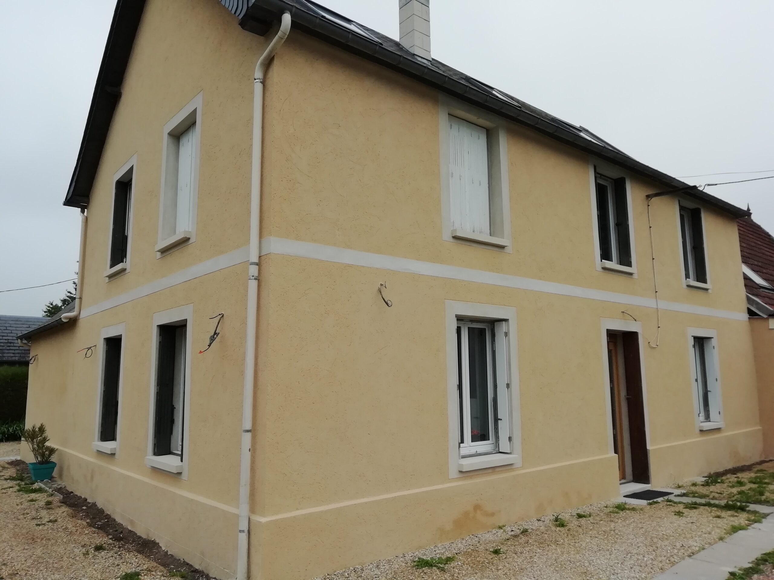 Restauration traditionnelle  des murs de façades d’une maison.