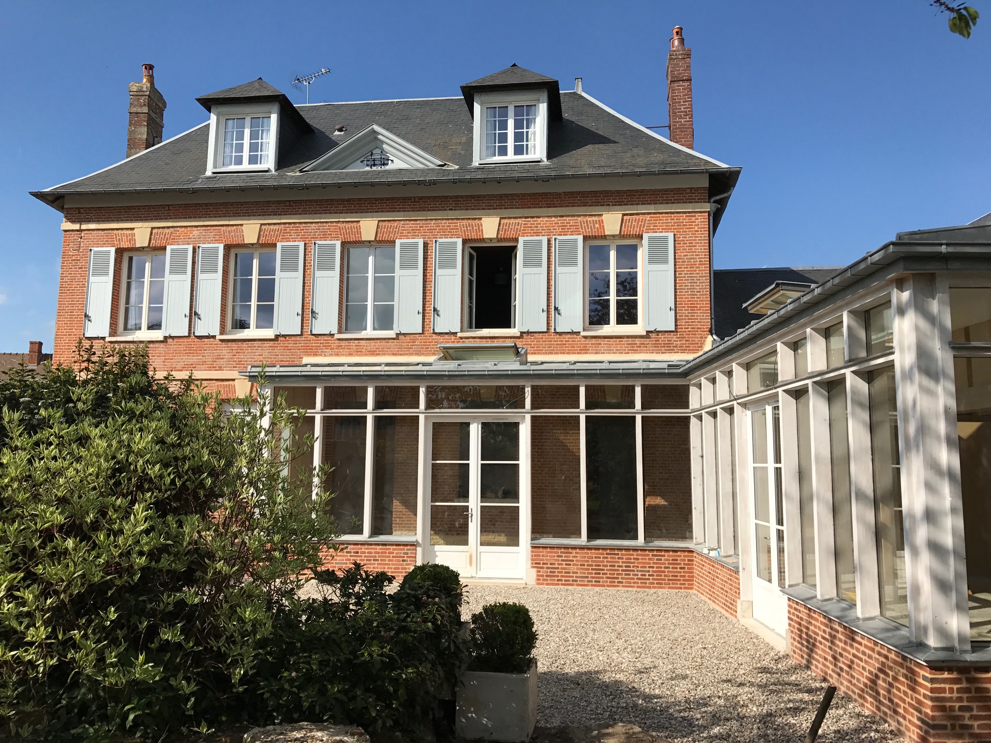 Transformation complète d’une annexe en habitation et restauration de la façade principale