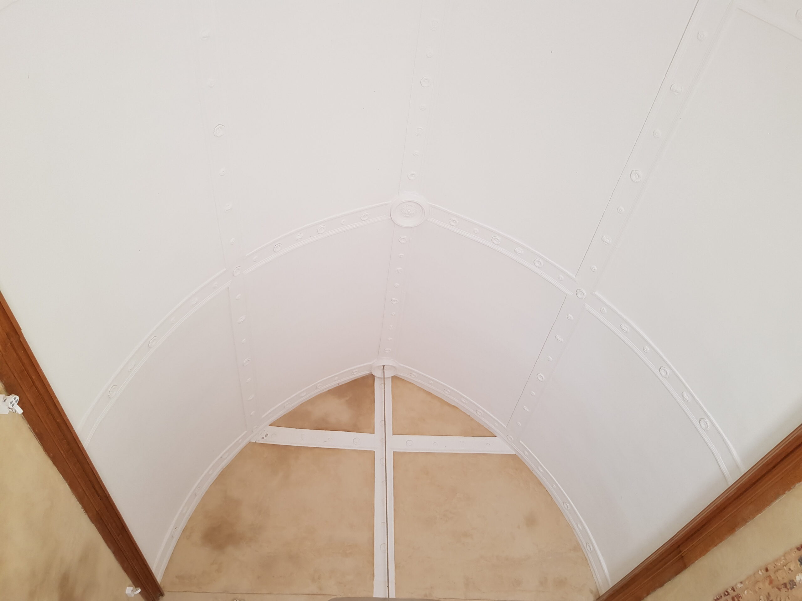 Restauration d’un plafond en plâtre dans une chapelle