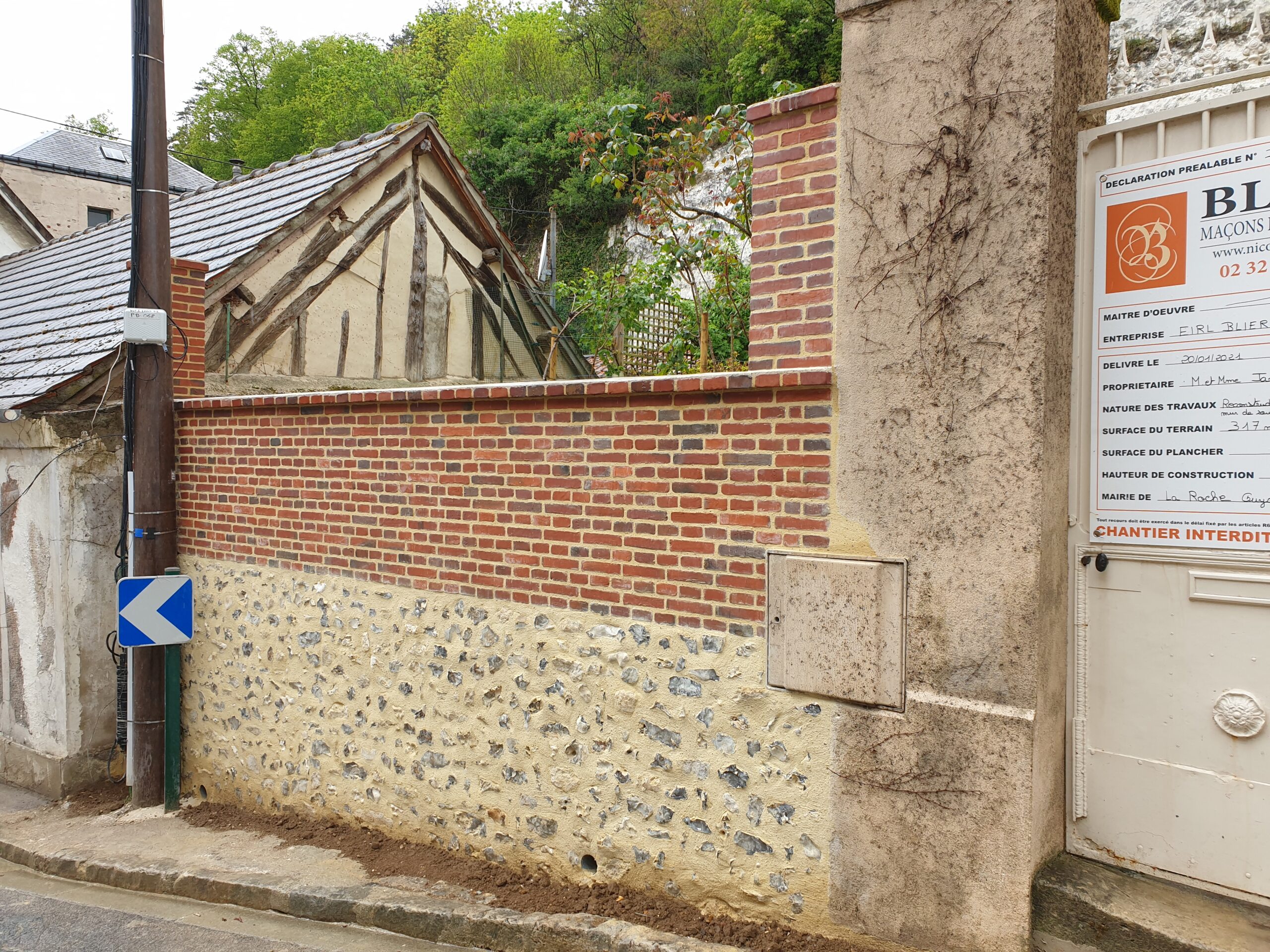 Mur de clôture en silex et briques de parement